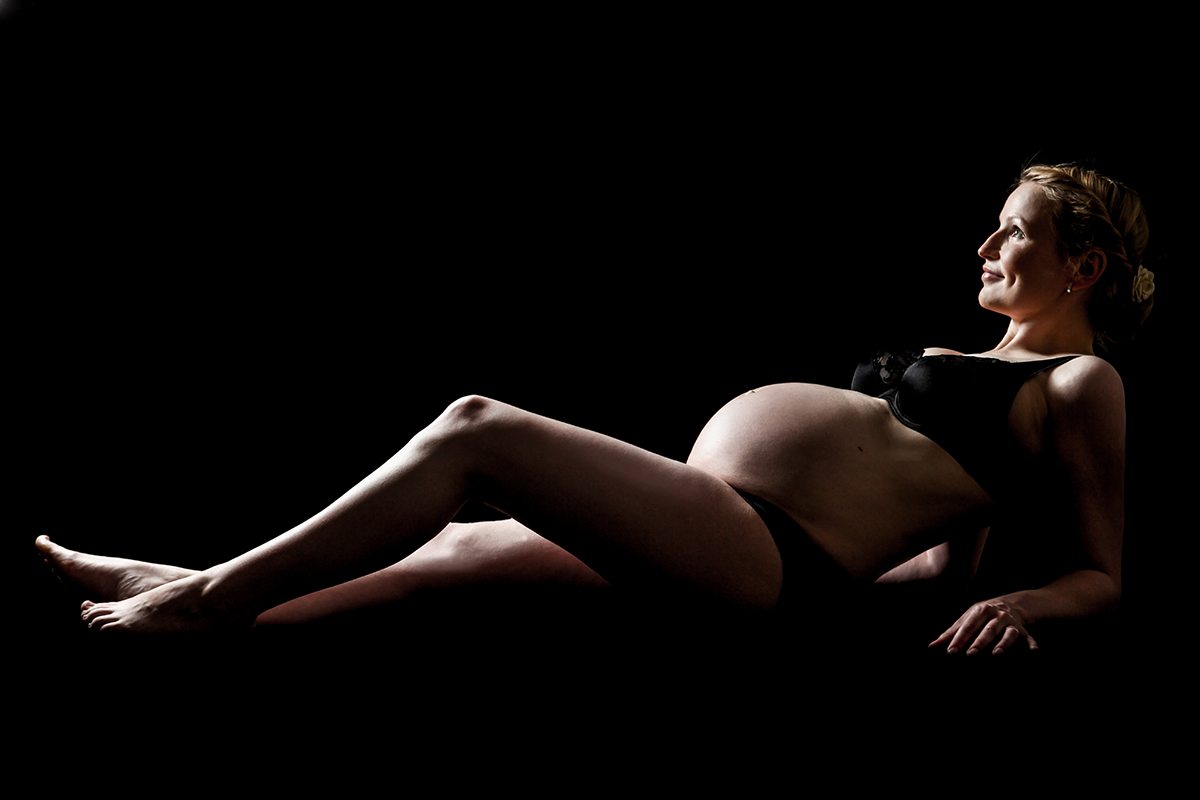 Entspanntes Bild einer Schwangeren im Liegen. Entstanden im Fotostudio Franz Fender, Hannover.